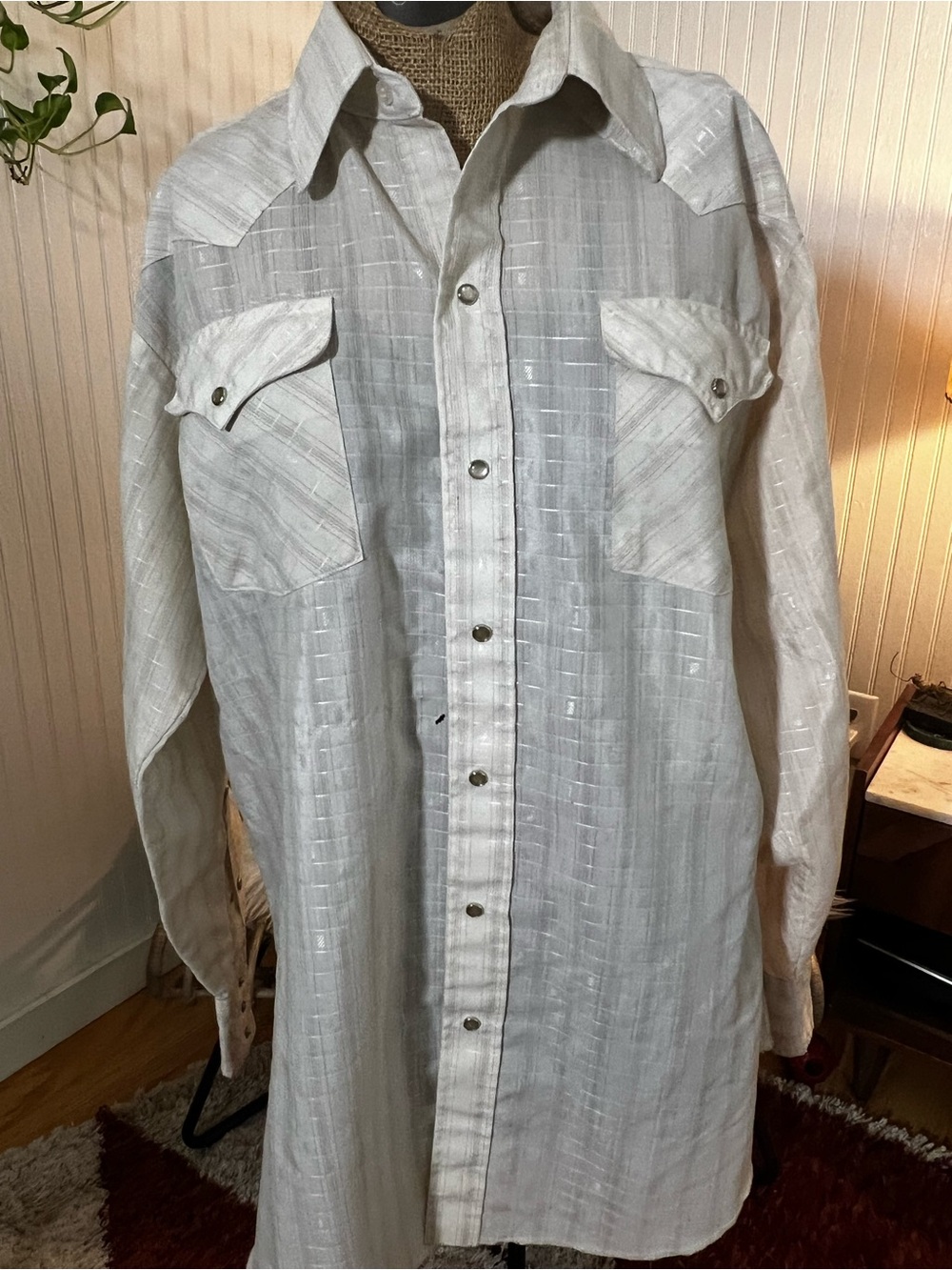 Men's vintage 1970s pearl snap Lightweight Button-Up Shirt Jacket in Light/cream